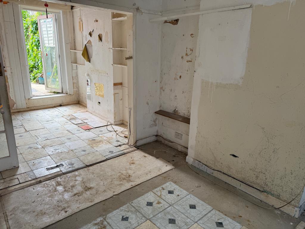 Lot: 146 - PATIO FLAT IN NEED OF REFURBISHMENT - Studio room showing glazed door to rear patio